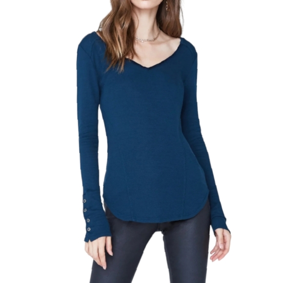 Laila Jayde Tops - 🛍️👗 2 for $25 LAILA JAYDE V-Neck Long Sleeve w/ Button Cuffs teal
